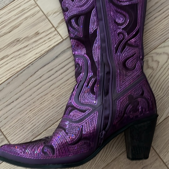 Bling cowboy boots.  Worn once to wedding.  Very good condition.  Size 10. - Picture 4 of 5